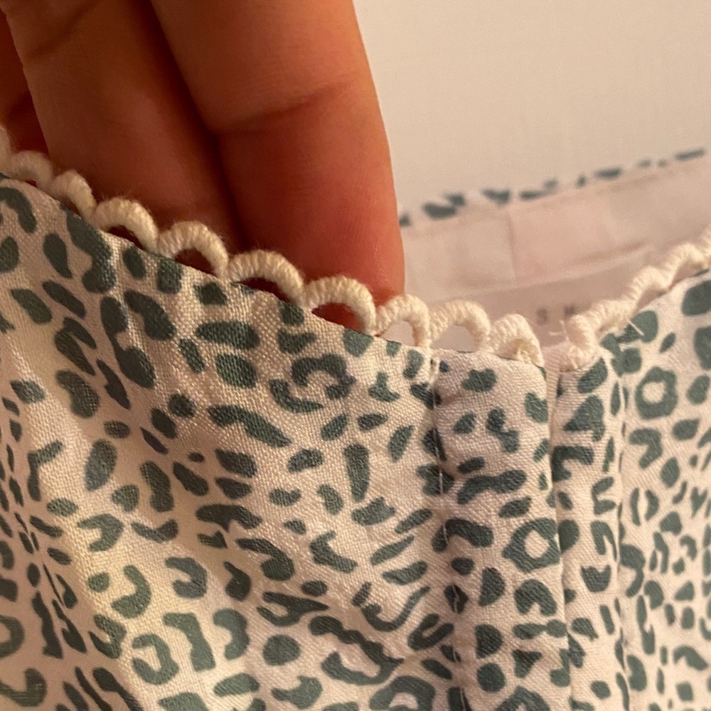 Lush White and Green Patterned Fabric - Picture 4 of 13